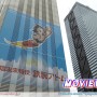 新宿の空を飛ぶ鉄腕アトム、7階相当の巨大ラッピング実施中