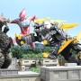 『ウルトラマンオメガ』8月はメテオカイジュウ・トライガロンが登場！　古代怪獣ゴモラと対決！